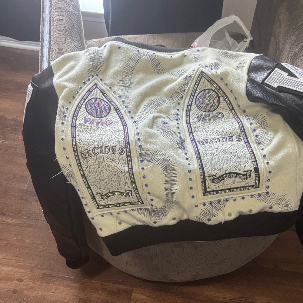 WHO DECIDES WAR limited edition from complex con 2025